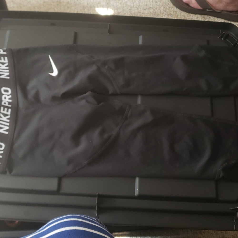 Nike pro leggings size small
